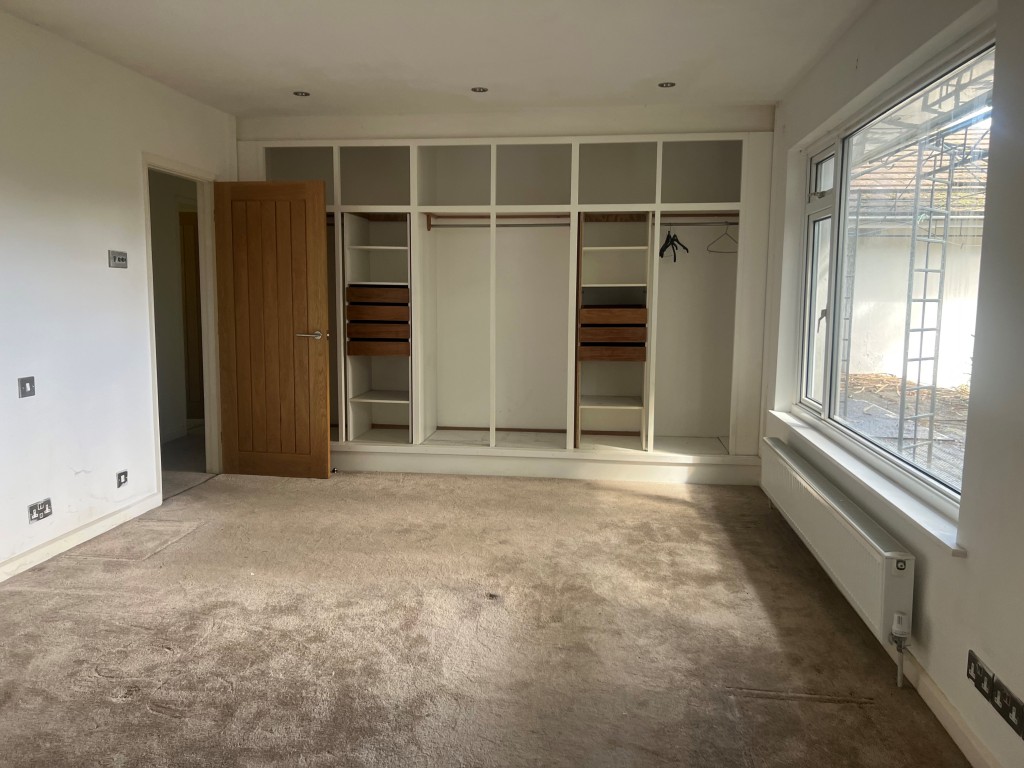 Lot: 148 - DETACHED FOUR-BEDROOM BUNGALOW WITH DOUBLE GARAGE AND GOOD SIZE GROUNDS FOR UPDATING - Master bedroom